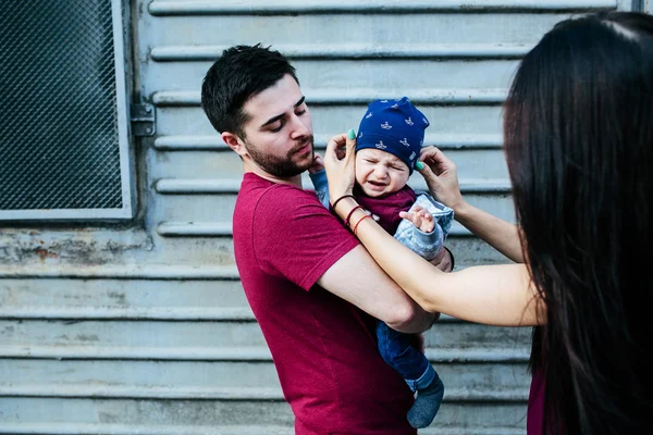 Jeune famille avec un enfant — Photo