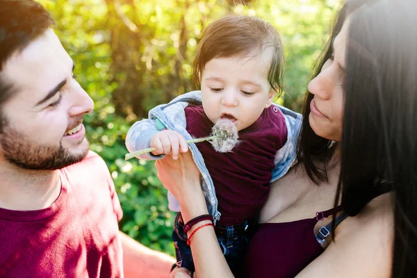 Giovane famiglia con un bambino sulla natura — Foto Stock