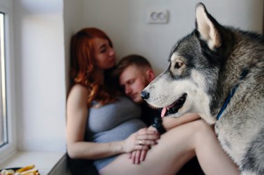 Genç aile ve köpek