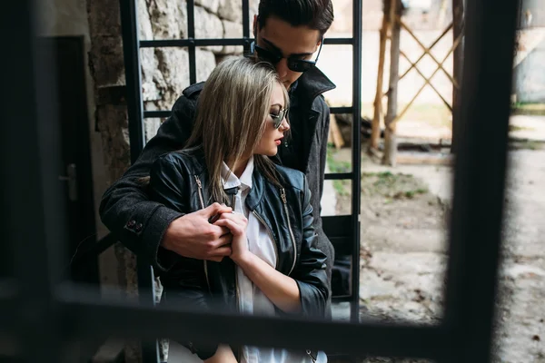 Jovem casal bonito — Fotografia de Stock