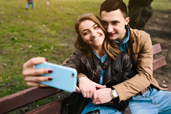 Bonito jovem casal — Fotografia de Stock