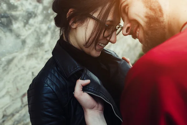 Jovem lindo casal brincando — Fotografia de Stock