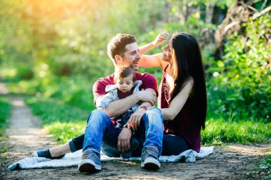 genç bir çocuk niteliğine ailesiyle