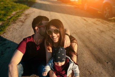 genç bir çocuk niteliğine ailesiyle