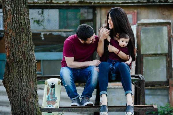 Giovane famiglia con un bambino sulla natura — Foto Stock