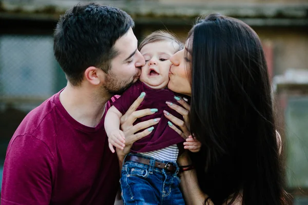 Giovane famiglia con un bambino sulla natura — Foto Stock