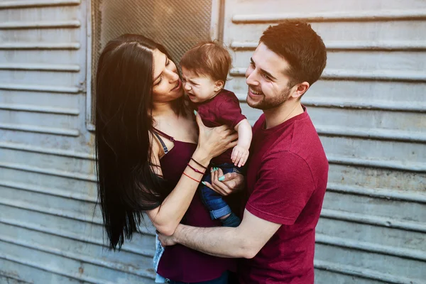 Ung familj med ett barn — Stockfoto