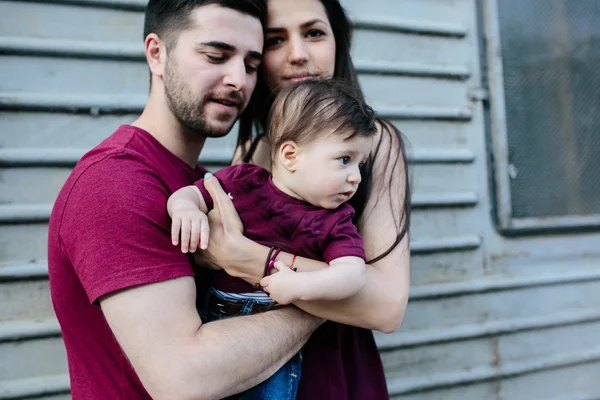 Famiglia giovane con un bambino — Foto Stock