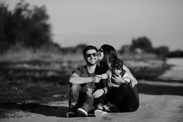 Familia joven con un niño en la naturaleza — Foto de Stock