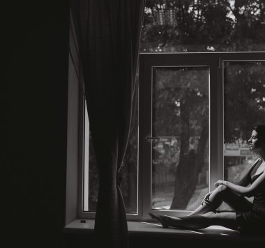 Gelin pencereden bakıyor