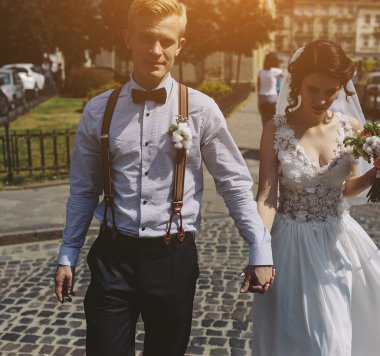 Gelin ve damat şehirde yürüyüş