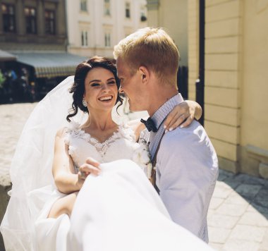 damat gelin onun kollarında taşır.