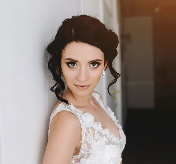 Braut posiert im Flur — Stockfoto