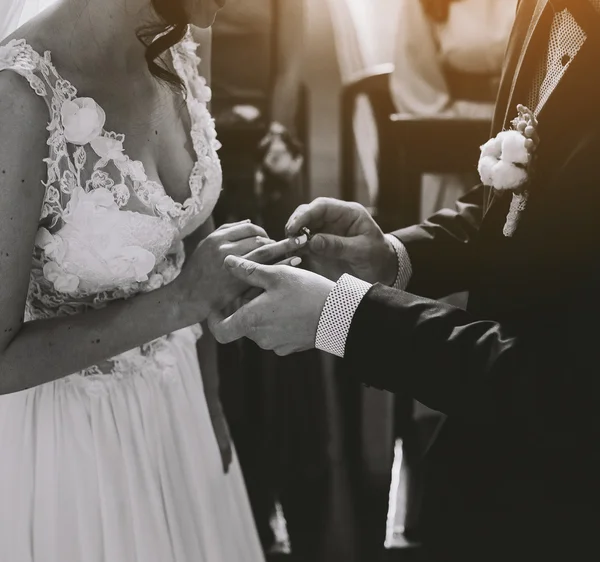 Putting the wedding ring on — Stock Photo, Image