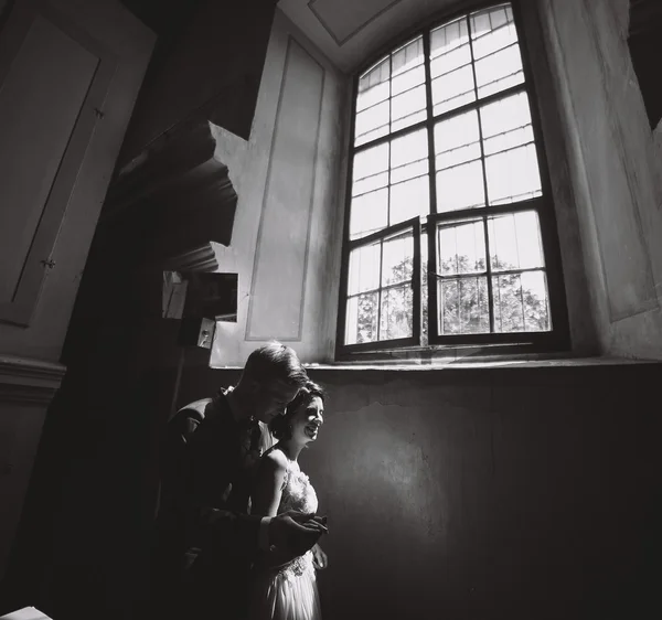 Noiva e noivo no fundo de uma janela . — Fotografia de Stock