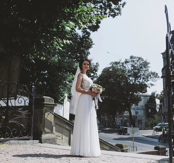 Novia posando en la ciudad — Foto de Stock