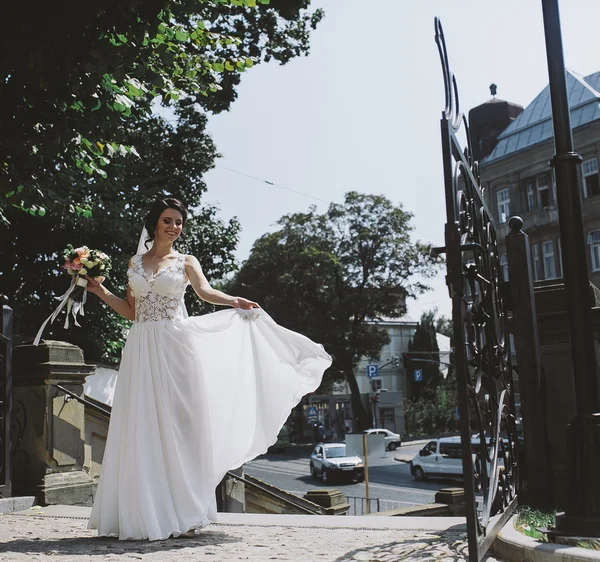 Novia posando en la ciudad — Foto de Stock