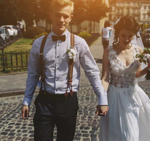 Bride and groom walking around the city — Stock Photo, Image