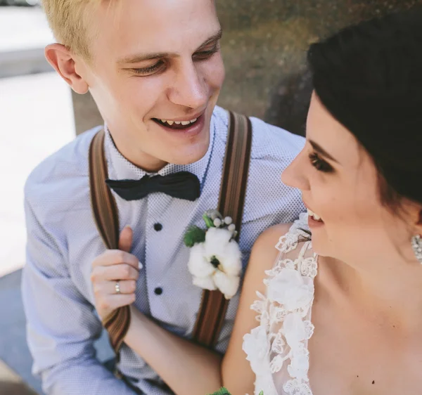 Casamento casal sentado em um banco de pedra — Fotografia de Stock