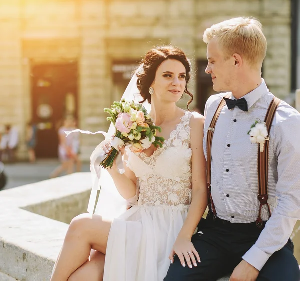 Nevěsta a ženich pózuje u kašny — Stock fotografie