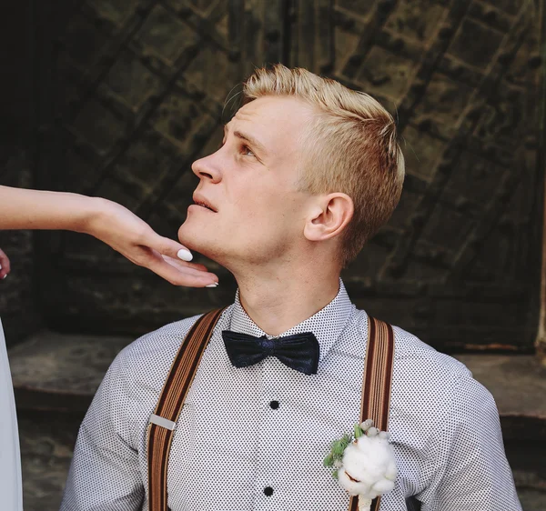 Bride leaning on the groom — Stock Photo, Image