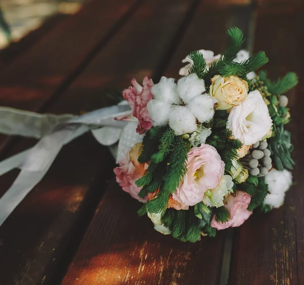 Buquê de casamento em um banco — Fotografia de Stock