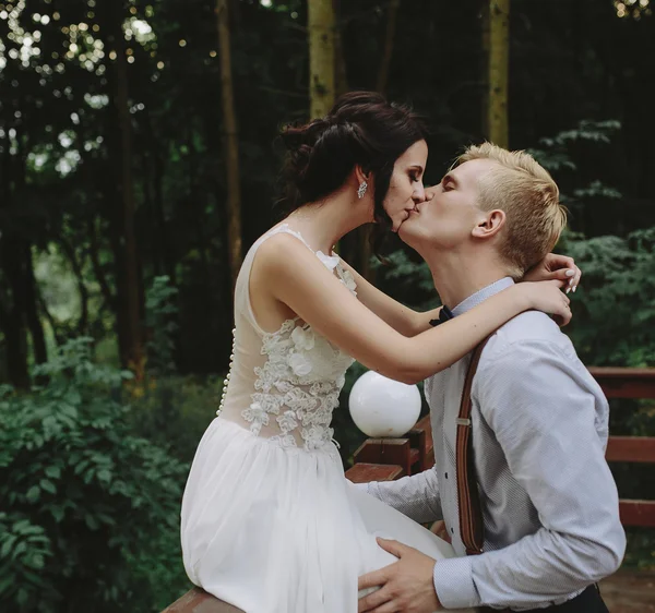 Sposo e sposa in posa sulla veranda — Foto Stock