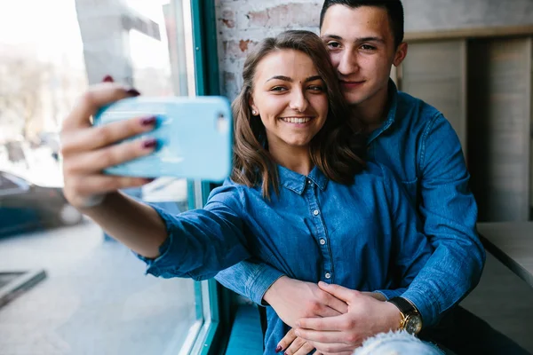 Bonito jovem casal — Fotografia de Stock