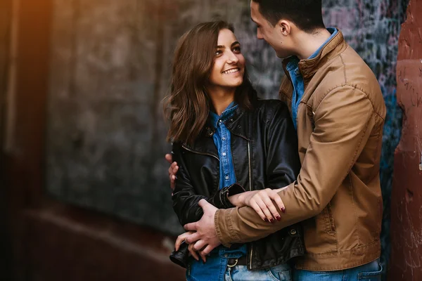 Bonito jovem casal — Fotografia de Stock