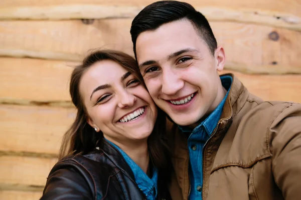 Bonito jovem casal — Fotografia de Stock