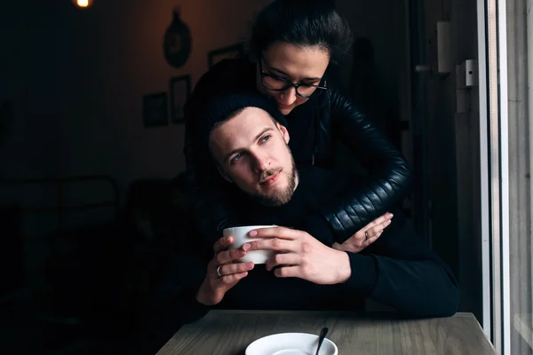 Молодой человек и женщина позируют в помещении — стоковое фото