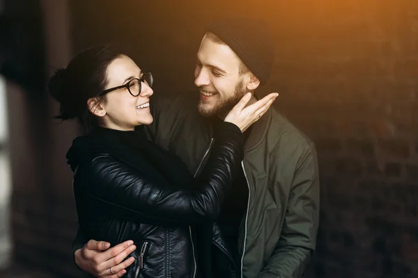 Pareja posando en backstreet — Foto de Stock