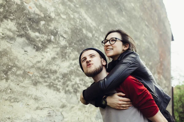 Jovem casal bonito — Fotografia de Stock