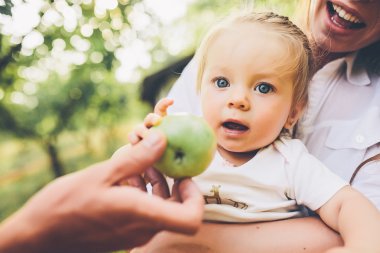 Mutlu genç anne ve güzel kızı