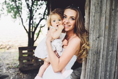 küçük kızı ile oynarken annesi