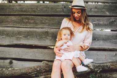 küçük kızı ile oynarken annesi