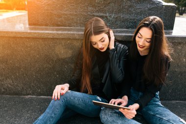 İki genç yetişkin kız