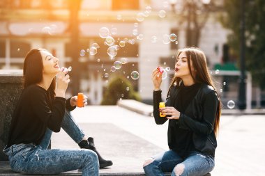 İki genç yetişkin kız