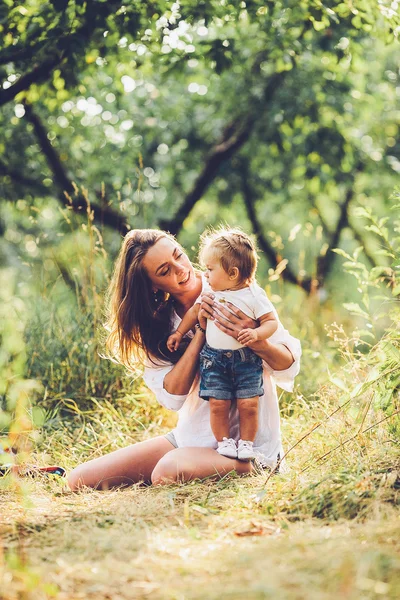 Anne ve küçük kız eğleniyor — Stok fotoğraf