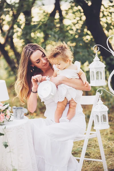 Madre e hija en la naturaleza —  Fotos de Stock