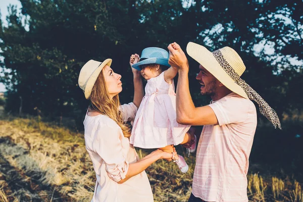 Parents et enfants passent du temps — Photo