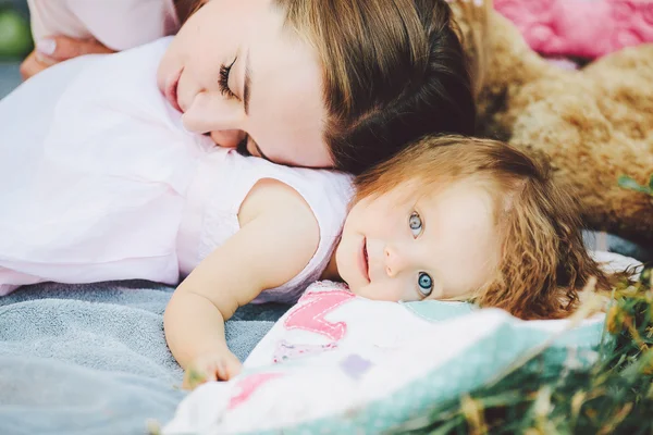 Mladá krásná žena s dítětem venku — Stock fotografie