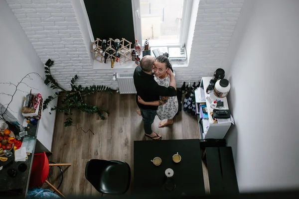 Homme et femme dans la cuisine — Photo