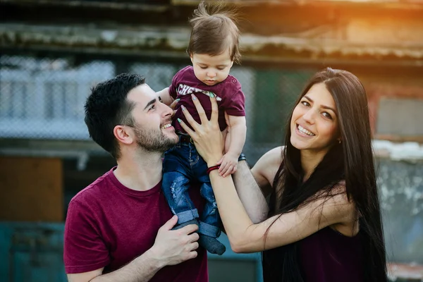 Ung familj med ett barn på natur — Stockfoto