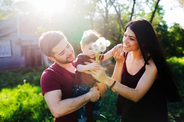 Ung familj med ett barn på natur — Stockfoto