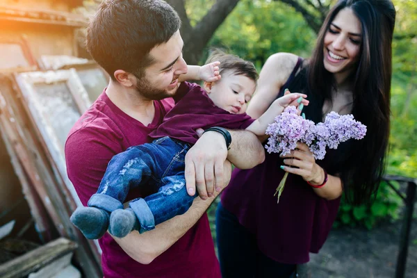 Ung familj med ett barn på natur — Stockfoto