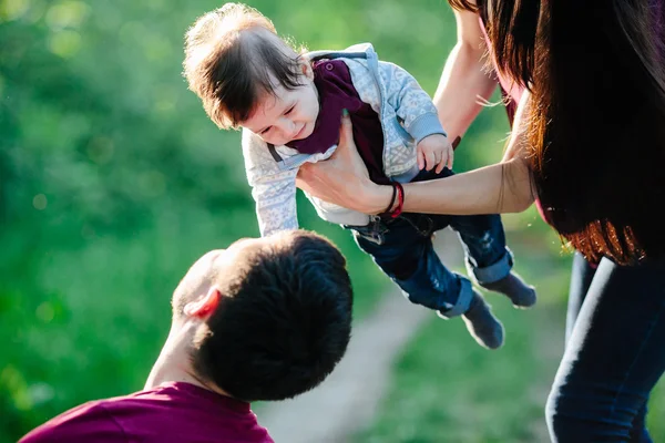 Giovane famiglia con un bambino sulla natura — Foto Stock