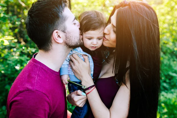 Jovem família com uma criança na natureza — Fotografia de Stock