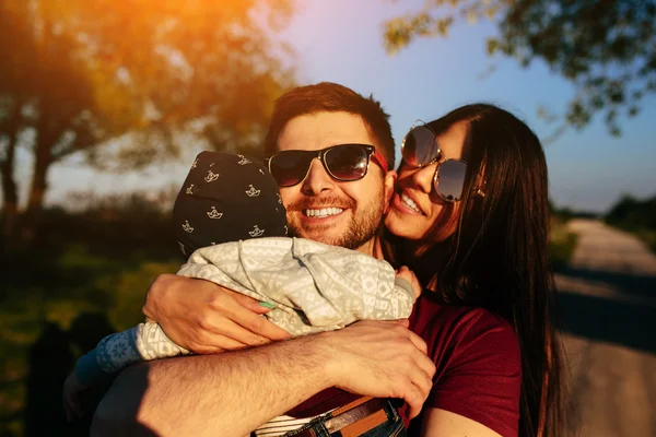 Giovane famiglia con un bambino sulla natura — Foto Stock