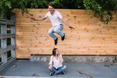 Çift ahşap duvar bir arka plan üzerinde poz